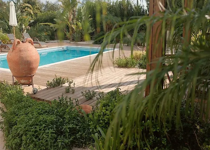 בית נופש Lucia's Secret Garden אסגורו